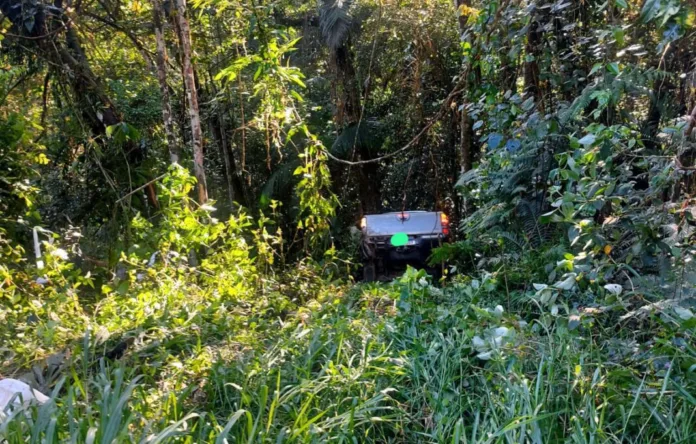 Caminhonete despenca em ribanceira de 70 metros e deixa um ferido no Médio Vale