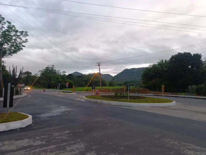 Rotatória é concluída na SC-421 e obras entram na reta final entre Pomerode e Blumenau Rotatória é concluída na SC-421 e obras entram na reta final entre Pomerode e Blumenau