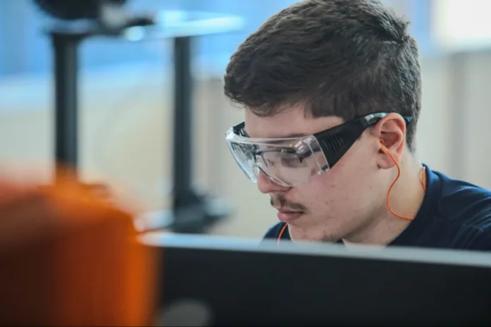 Autonomia, salário e chance de crescer são prioridades para os jovens no mercado de trabalho