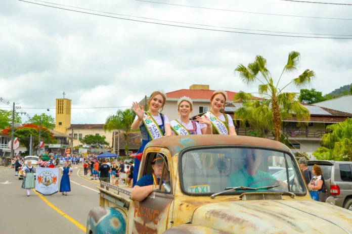Jovens celebram origens alemã, italiana e polonesa na escolha da nova Realeza