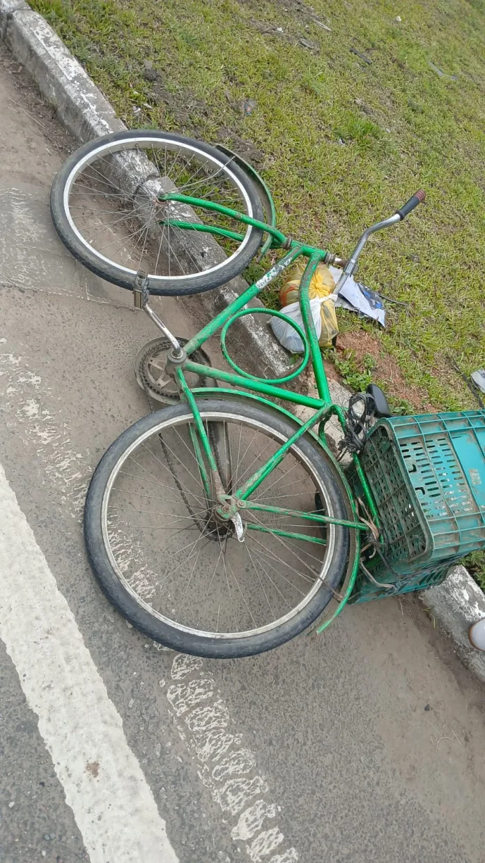 Ciclista fica ferido em colisão com carro na BR-470