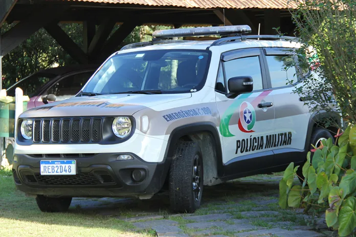 PM detém dupla após furto de portão em estabelecimento comercial