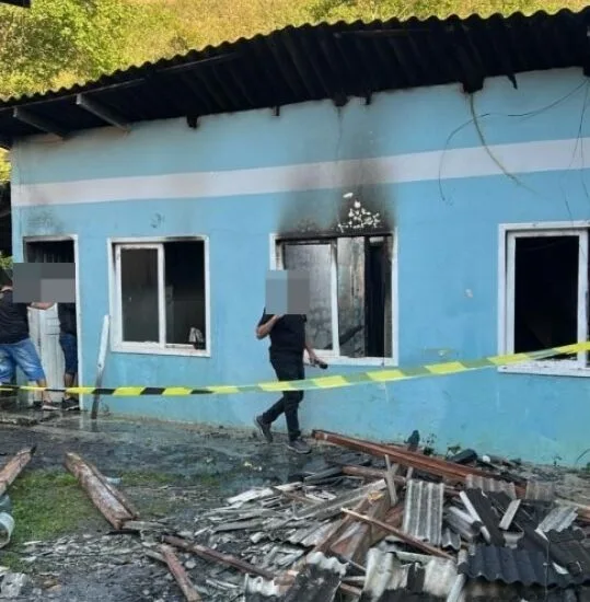 Homem coloca fogo na casa do próprio irmão, filma o incêndio e ri do crime