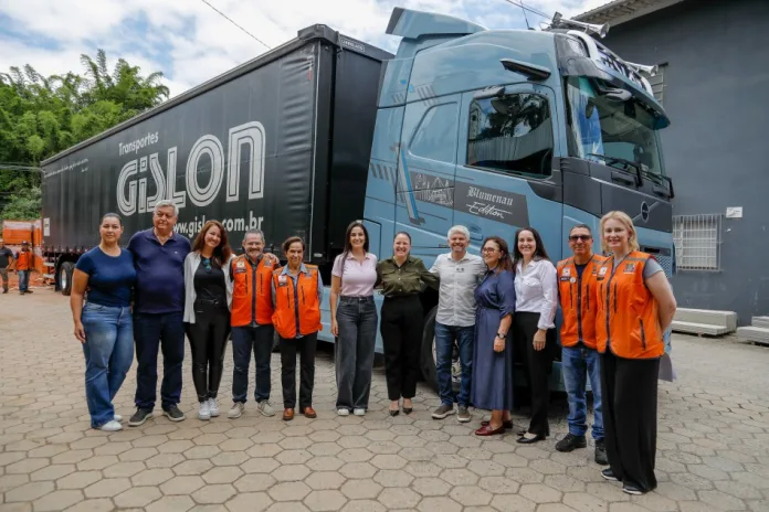 Primeira remessa de materiais de construção com carga de 26 toneladas parte de Blumenau para o Paraná