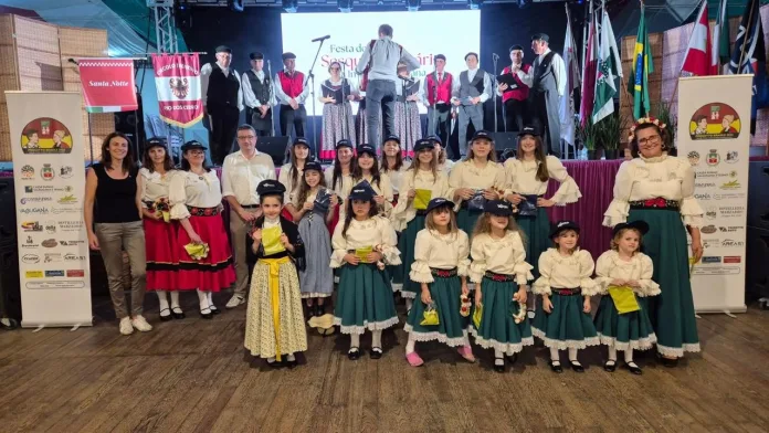 Rio dos Cedros realiza celebração que honra as raízes e ilumina o futuro