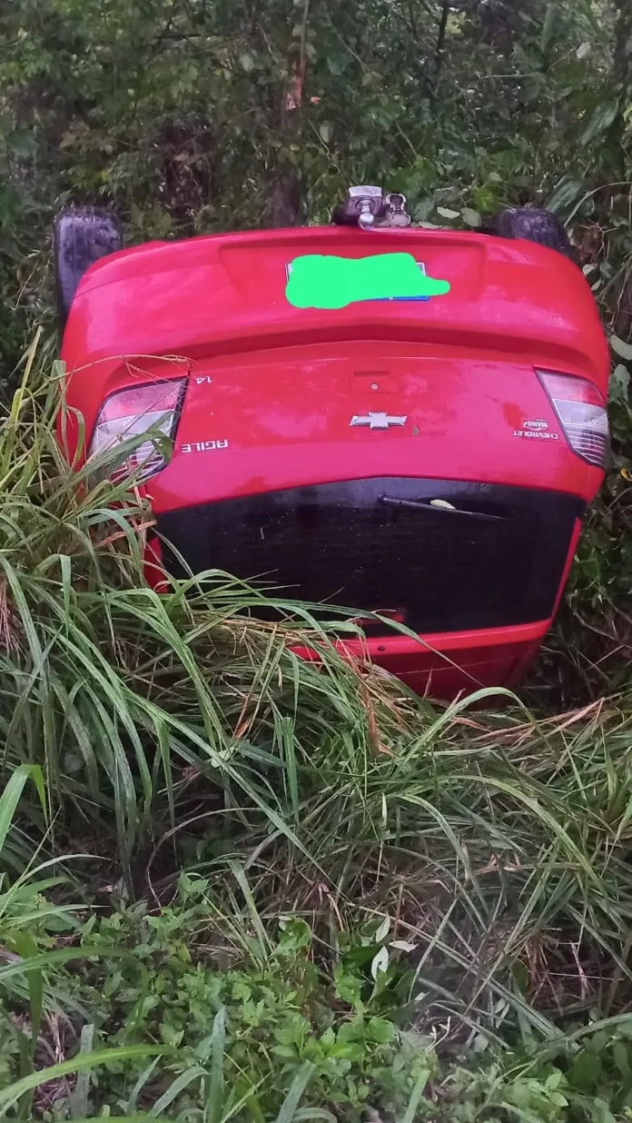 Veículo capota na BR-470 e condutor deixa o local antes da chegada dos bombeiros