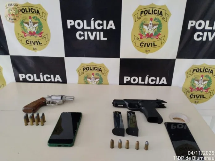 Polícia Civil de blumenau prende homem por posse irregular de arma durante operação contra comércio de medicamentos