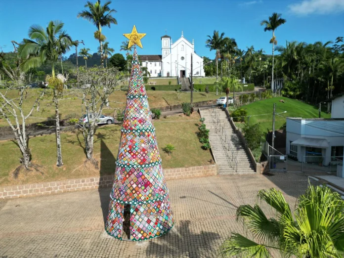 Rodeio instala a maior árvore de Natal em crochê do Brasil com 12 metros de altura