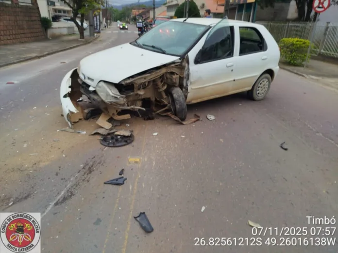 Colisão frontal entre três veículos deixa uma mulher ferida em Timbó