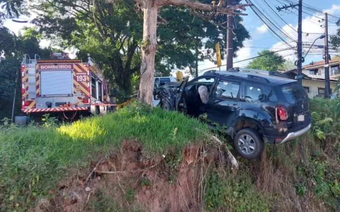 Carro fica pendurado em ribanceira após colisão com caminhão
