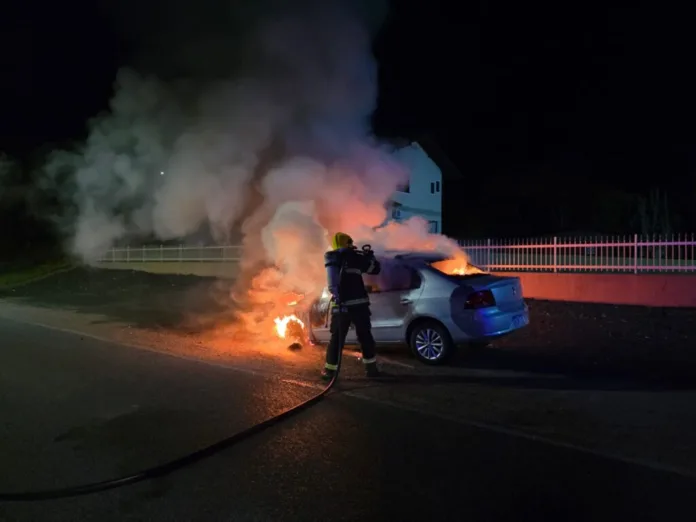 O Corpo de Bombeiros Militar de Timbó atendeu, na noite desta segunda-feira (10), a uma ocorrência de incêndio em veículo na Rodovia Tercílio Marchetti, no bairro Das Capitais. Ao chegar ao local, a guarnição constatou que as chamas consumiam a parte dianteira e a cabine de um automóvel Volkswagen Voyage. A equipe atuou rapidamente no combate ao fogo e, após a extinção das chamas, realizou o rescaldo para eliminar qualquer risco de reignição. O proprietário do veículo já havia saído antes da chegada dos bombeiros e recebeu orientações no local.