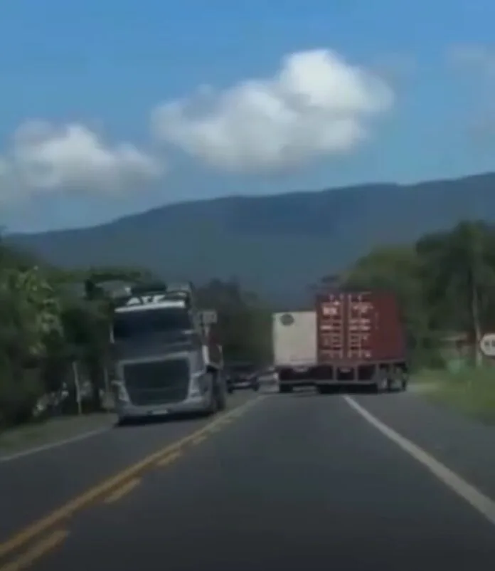 Briga entre caminhoneiros quase causa tragédia na BR-470, no Vale do Itajaí