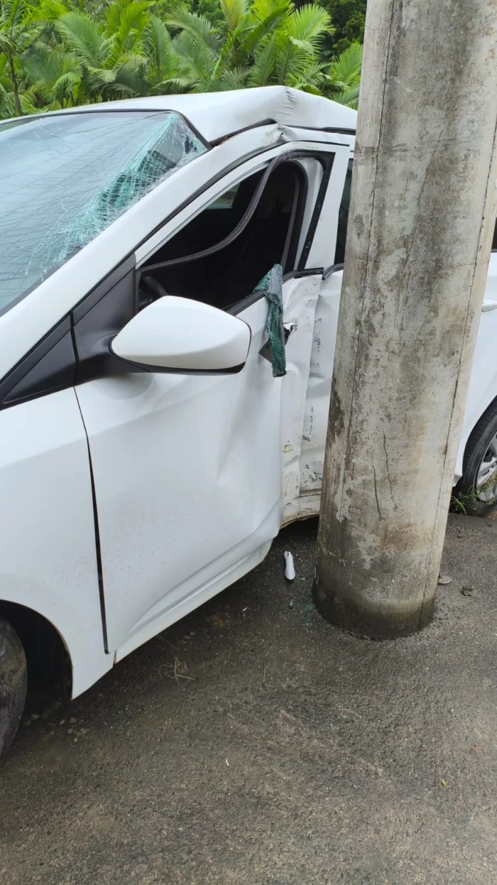 Carro colide em poste e deixa dois feridos