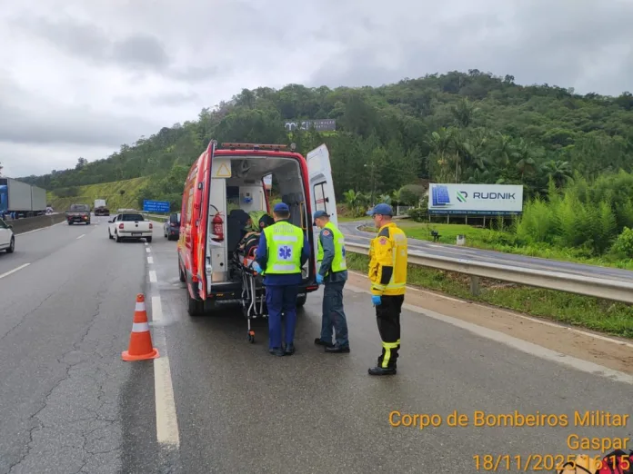 Idoso é atropelado enquanto atravessava a BR-470 e é encaminhado ao hospital