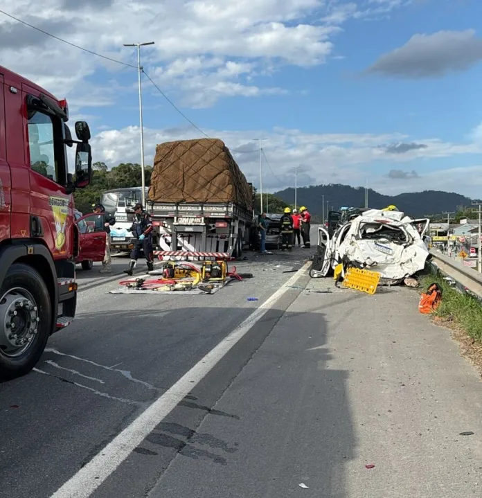 Engavetamento na BR-470 envolve 17 vítimas