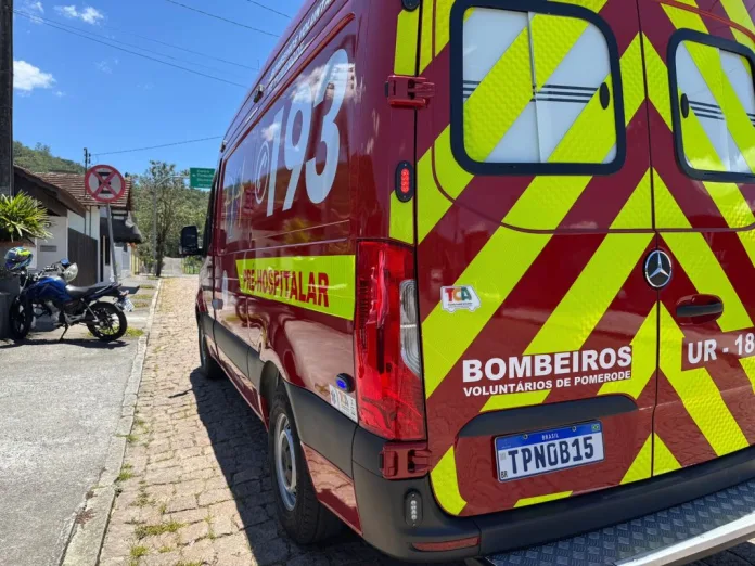 Acidente entre carro e moto deixa motociclista ferido no Centro de Pomerode