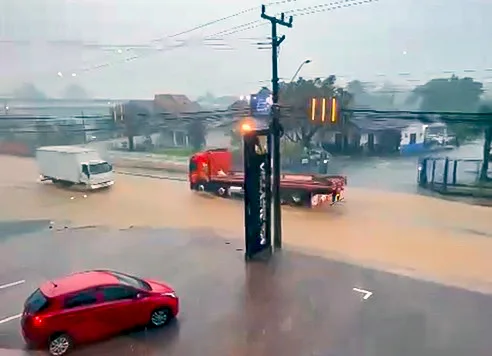 Blumenau, Timbó e Indaial registram alagamentos após temporal