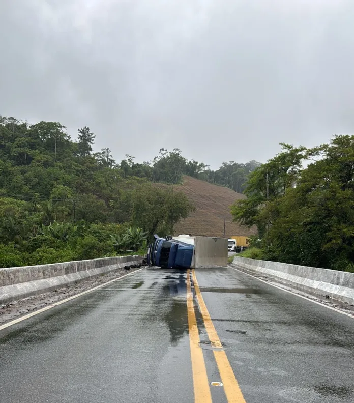 Caminhão tomba e interdita ponte na BR-470