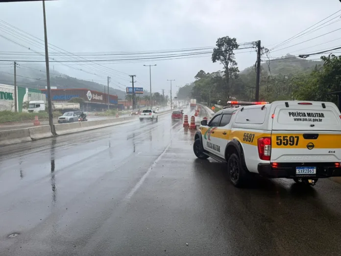 Chuva ultrapassa o esperado para o mês e provoca alagamentos e enxurradas em Santa Catarina