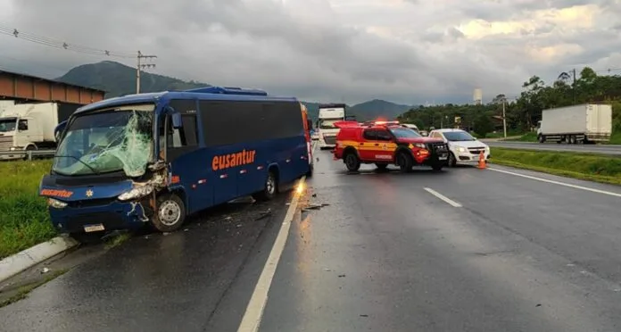 Engavetamento envolve ônibus escolar em Gaspar: estudantes e professores sofrem ferimentos leves