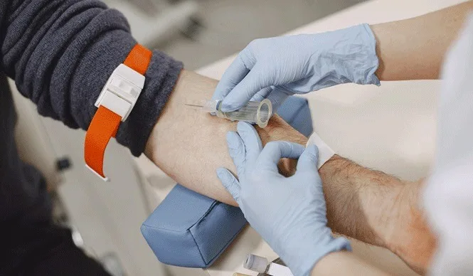 Falha em coleta para exame de sangue gera indenização a paciente