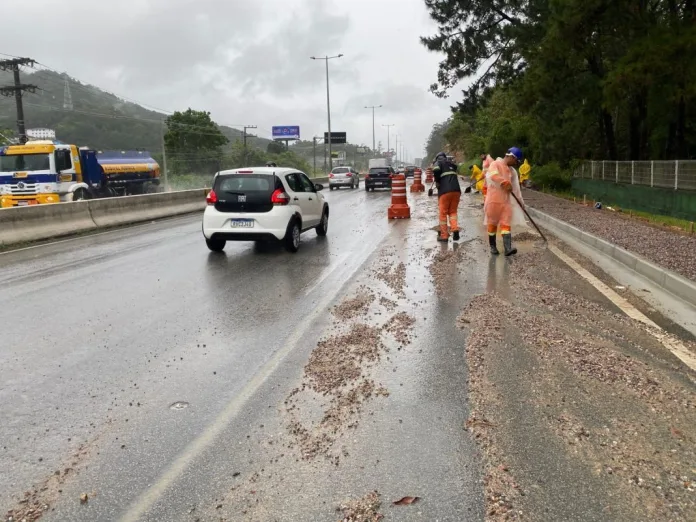 Florianópolis registra alagamentos e mantém alerta para avanço de ciclone extratropical