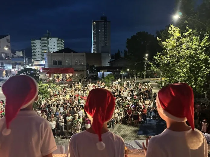 Abertura do Natal + Encantado de Timbó reúne grande público e dá início à programação de fim de ano na cidade