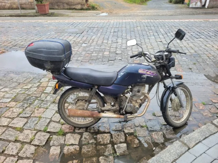 Motociclista é preso por embriaguez após desmaiar sobre a moto