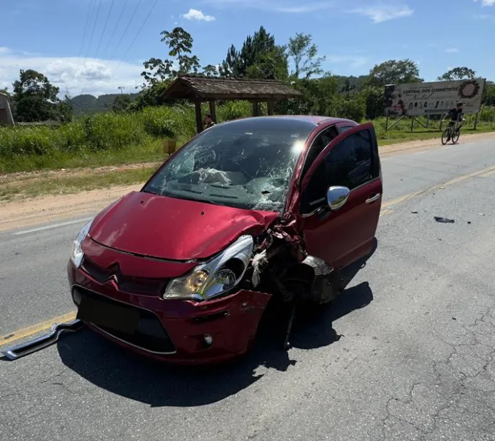 Mulher sofre fratura exposta após colisão entre carro e moto