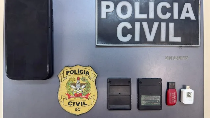 Polícia Civil de Blumenau cumpre mandado por crimes cibernéticos envolvendo automutilação e abuso sexual infantil.