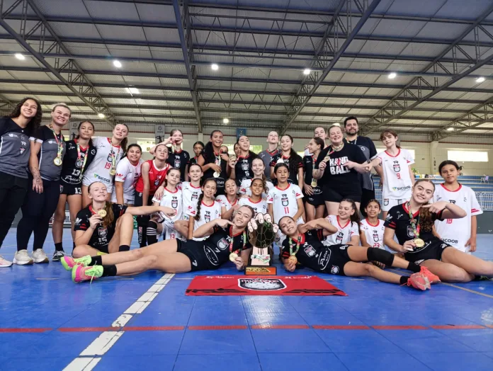 Equipe T-Rex Handball de Timbó conquista título invicto no Estadual da Liga SC