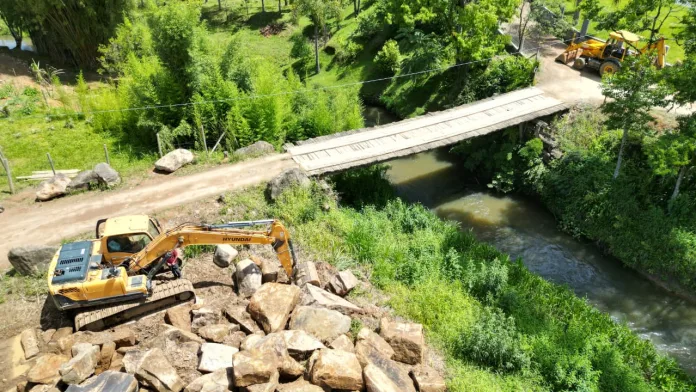 Reconstrução da ponte na Estrada Geral Serra São João avança em Benedito Novo