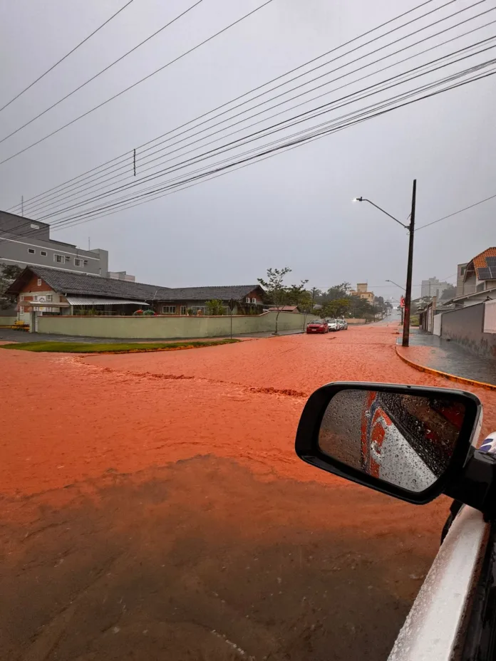 Defesa Civil monitora ruas afetadas pela chuva
