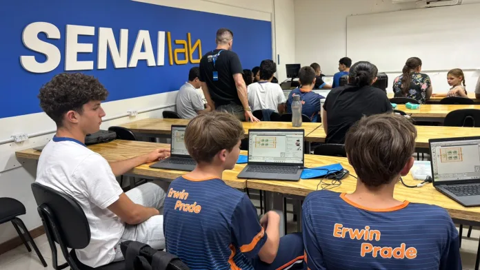 Alunos de Timbó concluem curso de mecatrônica do SENAI