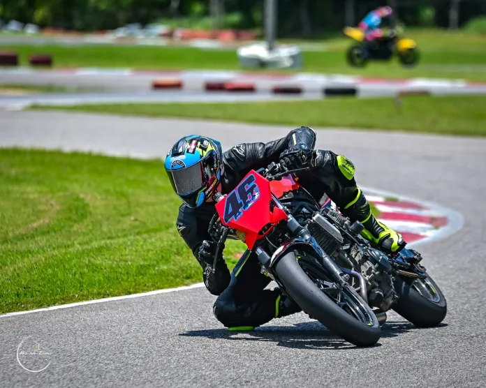 Piloto de 15 anos conquista dois títulos de Motovelocidade em SC