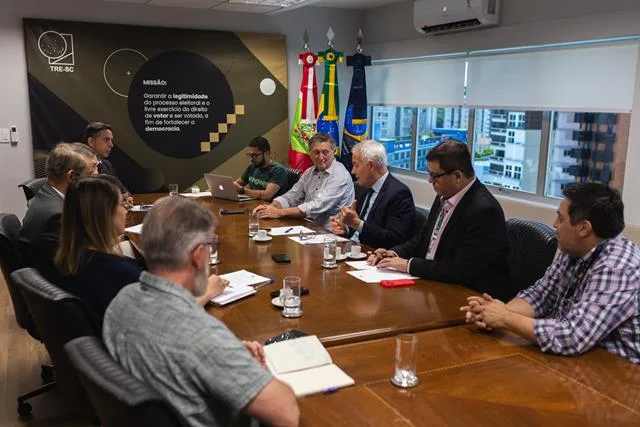 Justiça Eleitoral de SC e FECAM firmam parceria para preparar Eleições de 2026