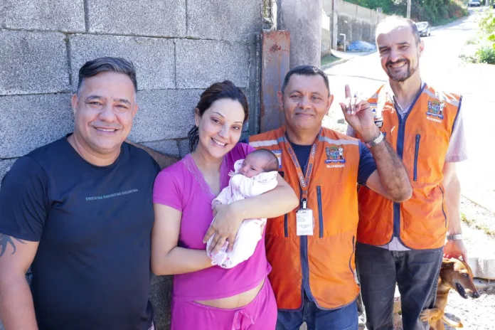 **Sem capa, mas com colete: agentes da Defesa Civil salvam recém-nascida engasgada e emocionam família em Blumenau**