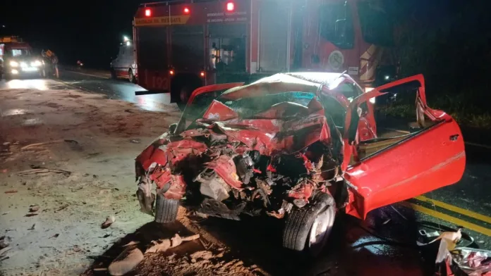 Colisão entre carro e caminhão destrói veículo e mata jovem de 20 anos na BR-470