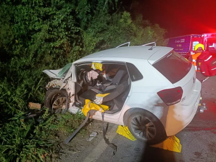 Colisão frontal entre carro e caminhão deixa motorista ferido na BR-470