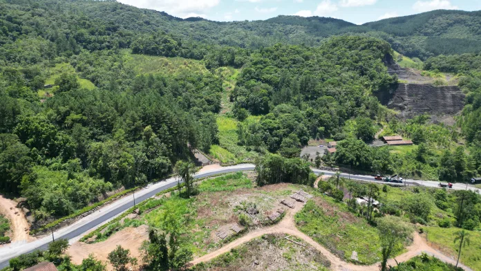 Prefeitura de Benedito Novo inicia nova etapa de pavimentação na Estrada Geral Santa Maria