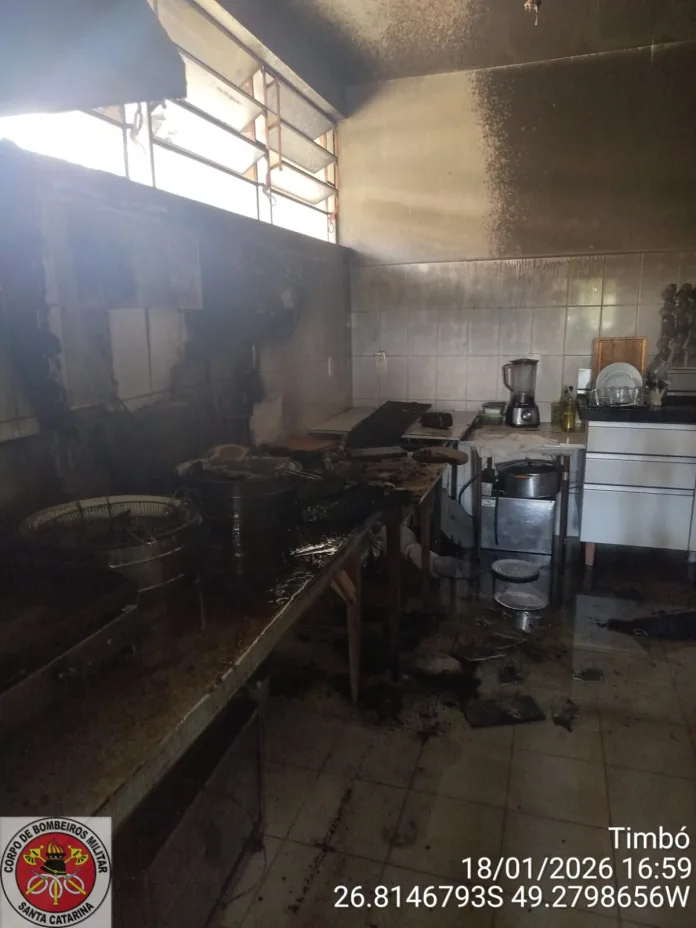 Corpo de Bombeiros atende ocorrência de incêndio em cozinha de associação em Timbó
