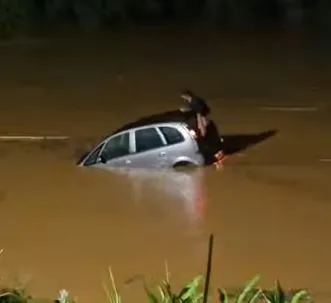 Carro cai em rio e motorista consegue se salvar antes do veículo afundar