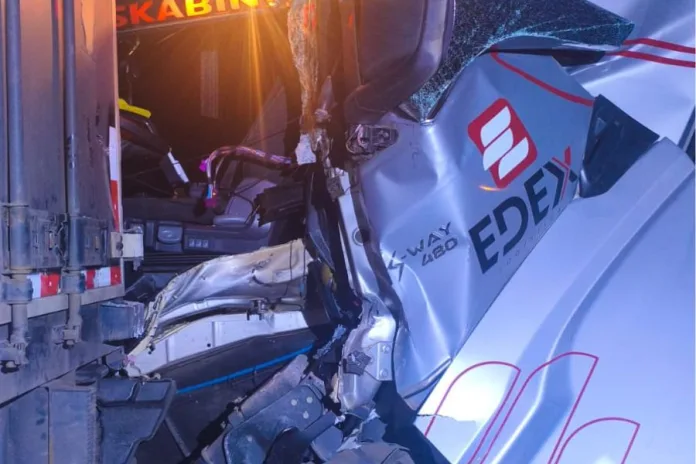 Colisão entre carretas mobiliza socorro e interdita trecho da BR-470 em Indaial