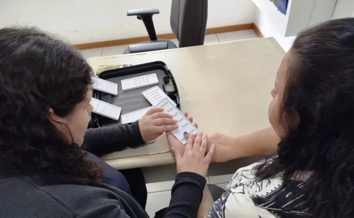 Estudantes de SC criam telas táteis 3D para facilitar o uso de smartphones por pessoas com deficiência visual