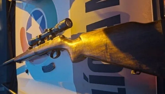 Idoso é preso após provocar acidente, atirar contra policiais e civis e fugir para área de mata