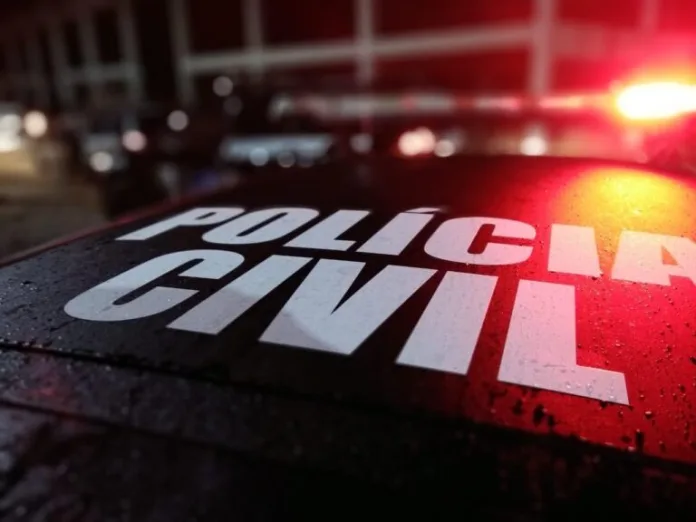 Mãe é presa em flagrante por tortura contra filha de três anos e exposição de bebê nas redes sociais