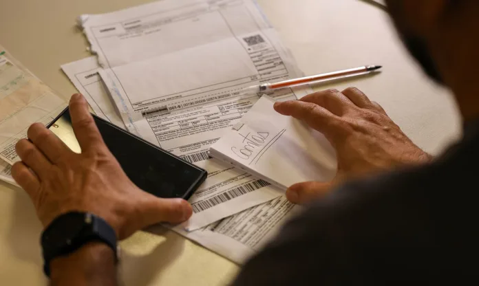 Salário mínimo de R$ 1.621 começa a ser pago nesta segunda