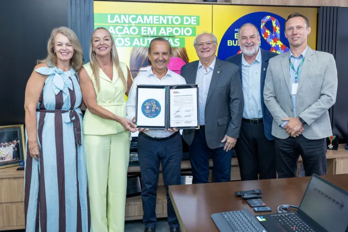 Santa Catarina lança selo Pessoa com Autismo a Bordo com distribuição gratuita