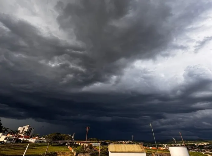 Temporais isolados e chuva pontualmente intensa entre a tarde e a noite desta quarta-feira (25)