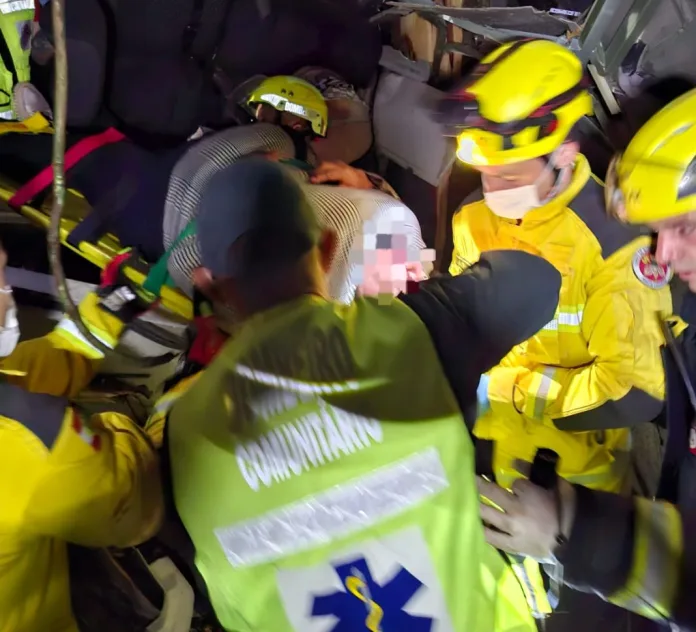 Vídeo: ônibus despenca em ribanceira e deixa mortos na BR-470